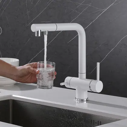 El grifo blanco del purificador del agua potable saca el grifo del filtro de la cocina para el agua